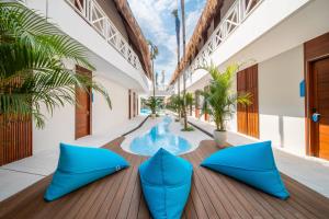 a courtyard with blue chairs and a fountain on a building at IZE Canggu by LifestyleRetreats in Canggu