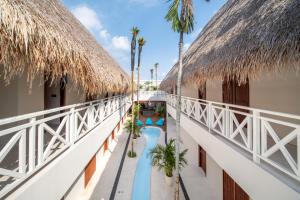 Vom Balkon eines Resorts genießen Sie Poolblick. in der Unterkunft IZE Canggu by LifestyleRetreats in Canggu