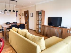 uma sala de estar com um sofá e uma televisão de ecrã plano em Himmel Blau Rentals em Rio Grande