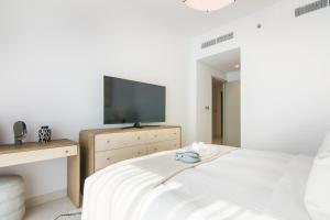 Postel nebo postele na pokoji v ubytování New Stylish Modern Apartment /2BR Beachfront