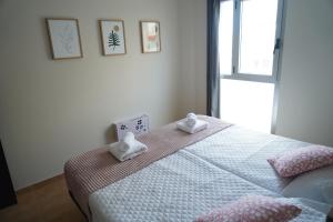a bedroom with a bed with two towels on it at Tábata playa in Gáldar