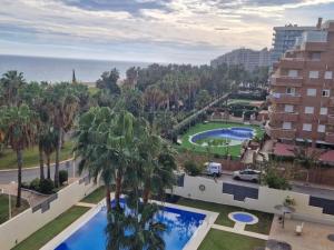 uma vista para um resort com duas piscinas e palmeiras em Vila Oropesa Vii Nº 1149 em Oropesa del Mar