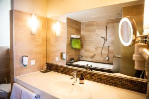 Phòng tắm tại Seehotel Süd by S4Y