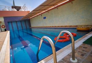 Bazén v ubytování Arman Hotel Juffair Mall nebo v jeho okolí