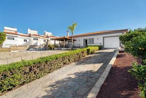 ein Haus mit einem Gehweg davor in der Unterkunft Villa Vinco Tijoco Bajo Con Piscina in Adeje