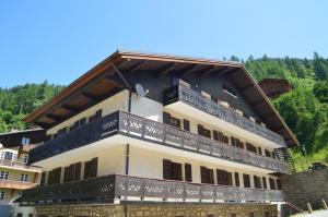 a large building with balconies on top of it at Hotel Le Genepy in Tignes