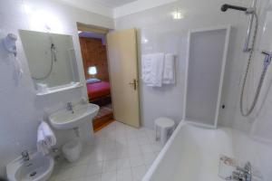 Koupelna v ubytování Albergo K2