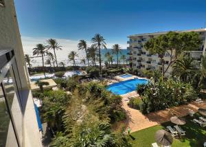 - une vue aérienne sur un complexe avec une piscine dans l'établissement Skol 206 Marbella, à Marbella
