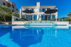 Swimmingpoolen hos eller tæt på Villa Soleil blanc, luxury villa with private pool