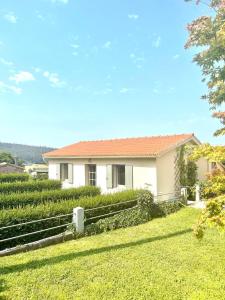 a white house with a fence in a yard at La Casa da Pipa in Cesuras