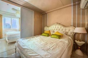 a bedroom with a large white bed with green pillows at Reimi Mondo701 in Tokyo +8 photos