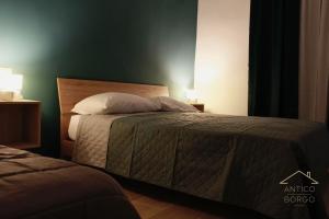Postel nebo postele na pokoji v ubytování Antico Borgo Rooms