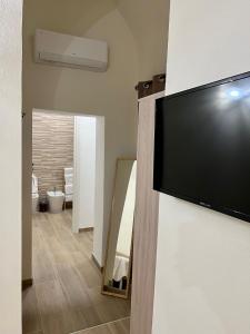 TV a/nebo společenská místnost v ubytování Antico Borgo Rooms