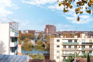 uitzicht op een stad met hoge gebouwen bij T3 Hyper Centre - Chaleureux et lumineux in Toulouse