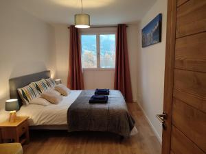 um quarto com uma cama com cortinas vermelhas e uma janela em Apartment Le Panoramic em Chamonix-Mont-Blanc