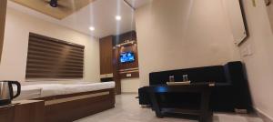 La salle de bains est pourvue d'un lavabo, d'un bureau et d'une télévision. dans l'établissement Hotel Jayadeep, à Bhubaneswar