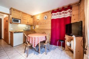 Kuchyň nebo kuchyňský kout v ubytování Studio Rez-de-jardin, 4 pers Chatel