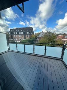 una vista desde la terraza de un edificio en NE01 Schönes Apartment in Kaarst, en Kaarst