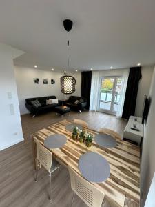 NE01 Schönes Apartment in Kaarst في كارست: غرفة معيشة مع طاولة طعام وأريكة