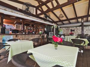 Restaurace v ubytování Bella Vista Hotel Studios & Apartments
