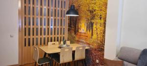 a dining room with a table and a painting on the wall at Apartamento Bronce in Riópar