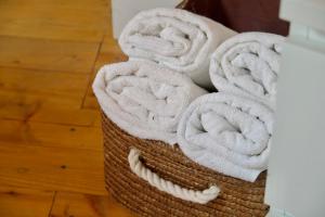 kosz pełny ręczników na podłodze w obiekcie Stara hiža w mieście Lanišće