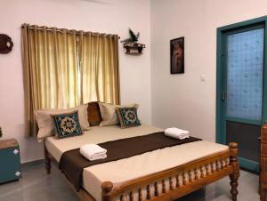 - une chambre avec un grand lit dans l'établissement KOVIL home's Guest land, à Cochin
