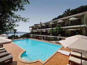 Bazén v ubytování Bella Vista Hotel Studios & Apartments nebo v jeho okolí