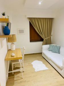 una sala de estar con un sofá y una mesa en B&B SELÂAVÌ STABIA, en Castellammare di Stabia