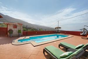 - une piscine sur une terrasse avec des chaises à côté dans l'établissement Bonita Casa, à La Corujera