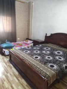 a bedroom with two beds in a room at شقة ام نوارة الحديثة in Amman