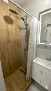 uma casa de banho com um chuveiro e um lavatório. em Apartments of Lesya Ukrainka St. 25 em Lviv