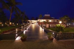 Una fila de escaleras que conducen a un edificio por la noche en MGM Beach Resorts East Coast Road en Chennai