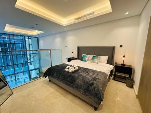 Postel nebo postele na pokoji v ubytování Sterling by Omniyat private Loft Apartment