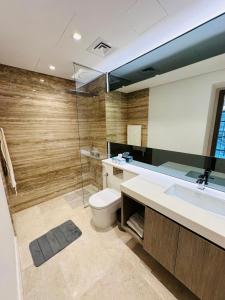 Koupelna v ubytování Sterling by Omniyat private Loft Apartment