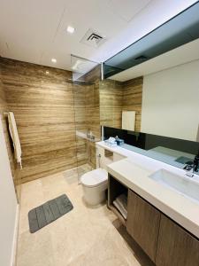 Koupelna v ubytování Sterling by Omniyat private Loft Apartment
