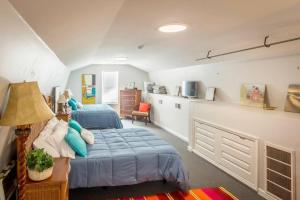 une chambre avec deux lits et un salon dans l'établissement Beach Barn - 5min to Pcola Beach , Full Kitchen, à Gulf Breeze