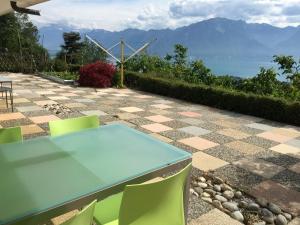 Vista generica sulle montagne o vista sulle montagne dall'interno del bed & breakfast