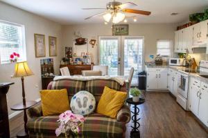 un salon avec un canapé et une cuisine dans l'établissement Beach Barn - 5min to Pcola Beach , Full Kitchen, à Gulf Breeze