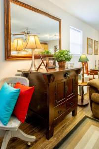 une pièce avec un bureau avec un miroir et une chaise dans l'établissement Beach Barn - 5min to Pcola Beach , Full Kitchen, à Gulf Breeze