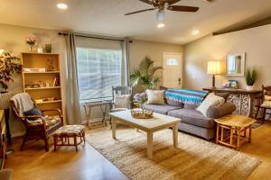 Istumisnurk majutusasutuses Life's a Breeze - Updated 3BR 5min to Pcola Beach