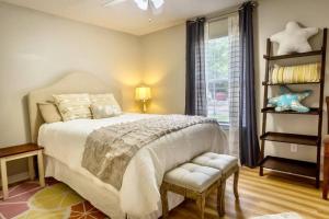 Voodi või voodid majutusasutuse Life's a Breeze - Updated 3BR 5min to Pcola Beach toas