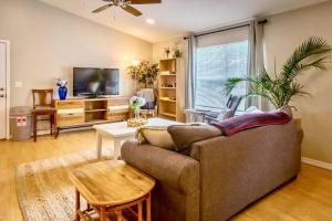 Televiisor ja/või meelelahutuskeskus majutusasutuses Life's a Breeze - Updated 3BR 5min to Pcola Beach +30 fotot