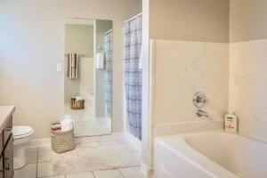 Vannituba majutusasutuses Life's a Breeze - Updated 3BR 5min to Pcola Beach