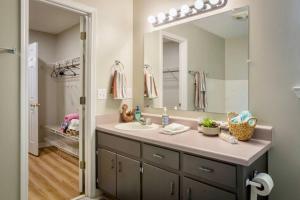 Vannituba majutusasutuses Life's a Breeze - Updated 3BR 5min to Pcola Beach