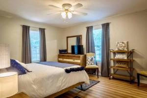 Voodi või voodid majutusasutuse Life's a Breeze - Updated 3BR 5min to Pcola Beach toas