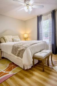 Voodi või voodid majutusasutuse Life's a Breeze - Updated 3BR 5min to Pcola Beach toas