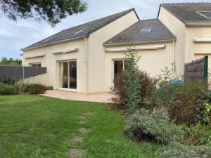 una casa blanca con patio en Maisonnette 3 chambres - Plage de Belmont, en La Turballe