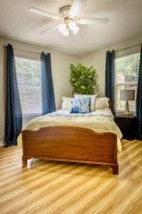 Voodi või voodid majutusasutuse Life's a Breeze - Updated 3BR 5min to Pcola Beach toas