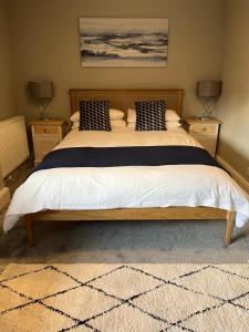 1 dormitorio con 1 cama grande y 2 mesitas de noche en The Masons Arms, en Harrogate